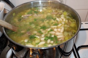 soep, snijbonensoep, spekjes, witte bonen, selderij, knolselderij, aardappel, bouillon, karbonade, wintersoep
