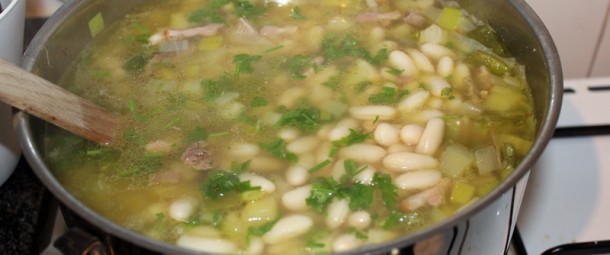 soep, snijbonensoep, spekjes, witte bonen, selderij, knolselderij, aardappel, bouillon, karbonade, wintersoep