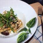 Zelfgemaakte pasta met truffelsaus en rucola