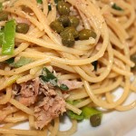 Spaghetti met prei, tonijn en kappertjes