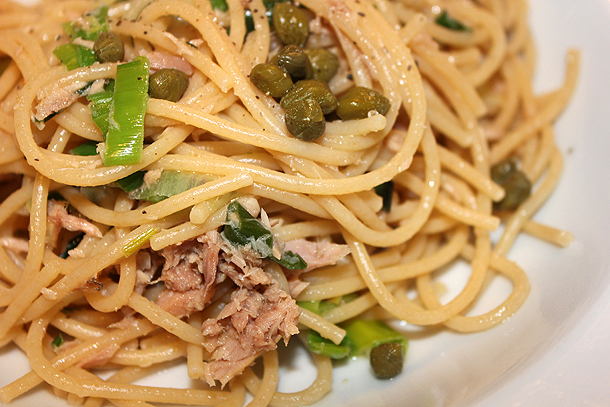 vos Universiteit Intrekking Spaghetti met prei, tonijn en kappertjes - FingerLickingFood |  FingerLickingFood