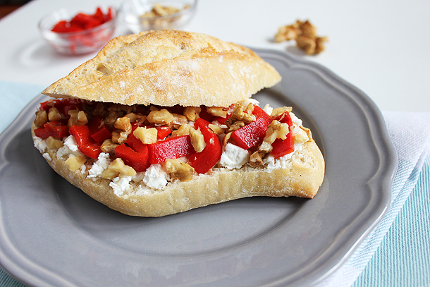 geitenkaas, gegrilde paprika, walnoot, broodje, sandwich, lunch