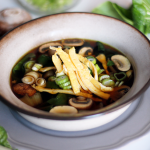 oosterse bouillon soep paksoi champignons