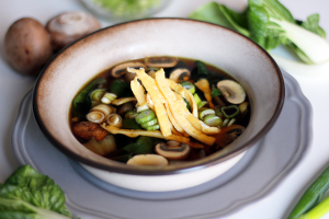 oosterse bouillon soep paksoi champignons